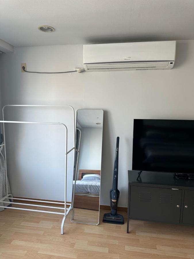 Hongdae Guesthouse 1Min From Hongik Uni Station Exit #1 Сеул Экстерьер фото